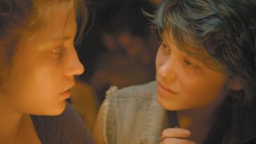 two women talk closely in Blue is the warmest colour