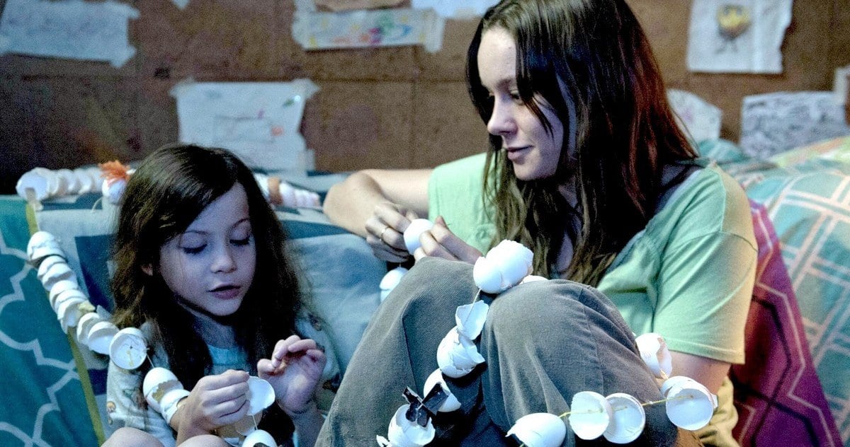 Jacob Tremblay and Brie Larson in Room making shell garlands