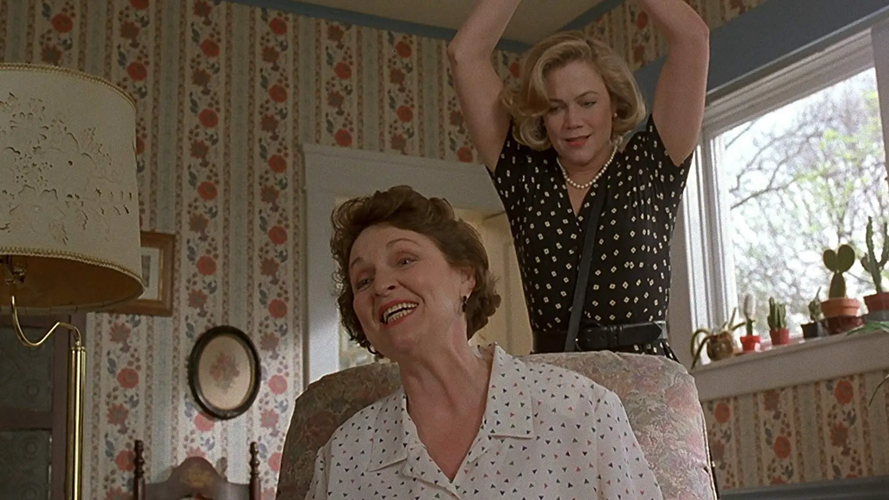 Beverly Sutphin (Kathleen Turner) murdering Mrs. Jensen with a leg of lamb in Serial Mom