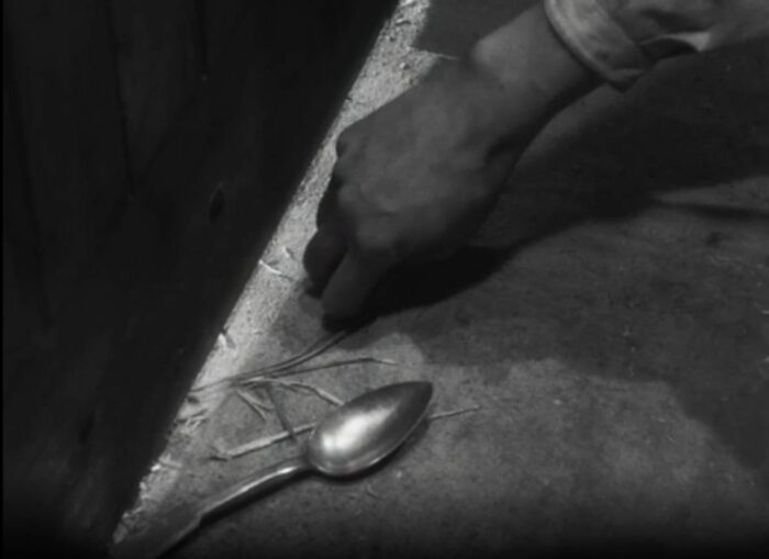 Fontaines hand and a spoon