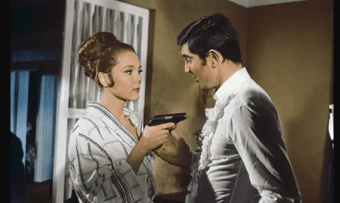 Tracy holding a gun on Bond