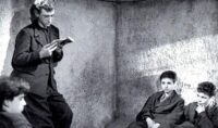 Franco Interlenghi and Rinaldo Smordoni sit in a jail cell in Shoeshine (1946)