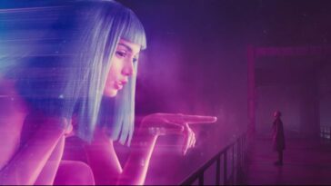 A version of Joi points at Officer K in Blade Runner: 2049
