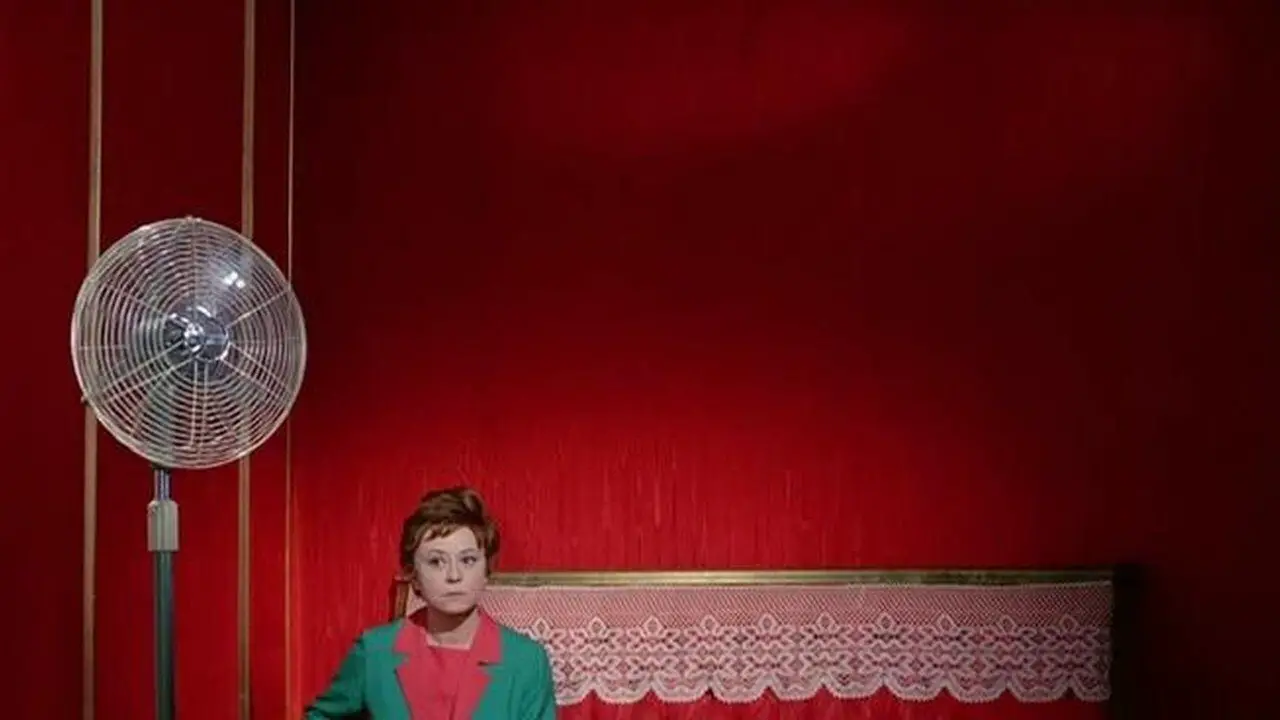 Giulietta (Giulietta Masina) in the red room, waiting for the Bhisma next to an electric fan