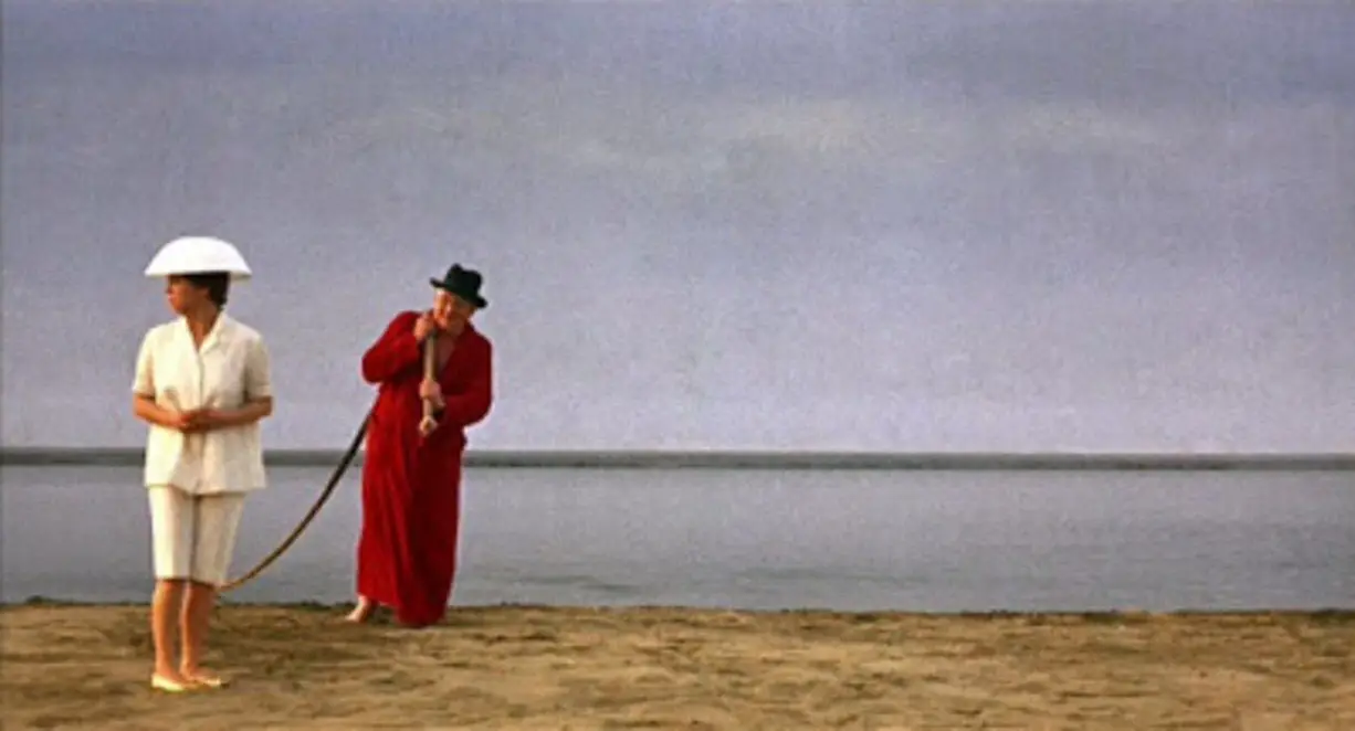 Giulietta (Giulietta Masina) on the beach with a man pulling a rope from the ocean.
