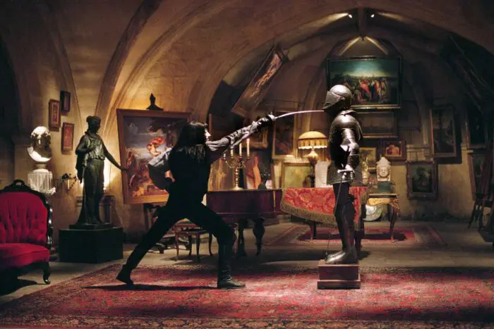 V fencing with a suit of armour in his home, the Shadow Gallery