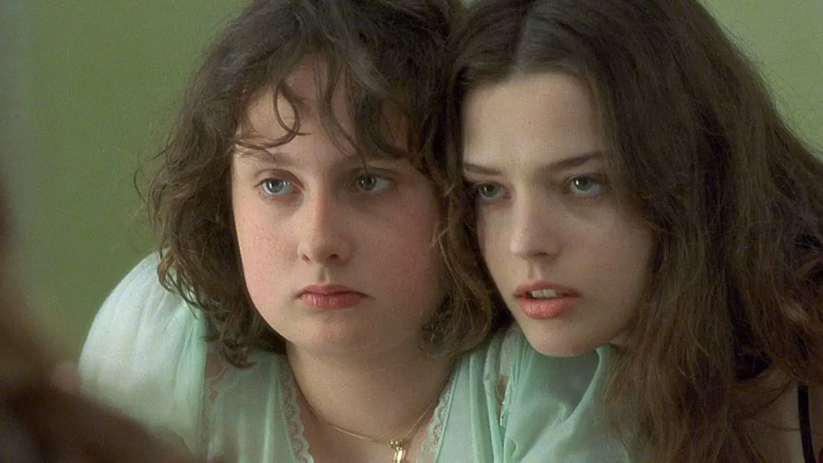 Anais and Elena in Fat Girl (2001)