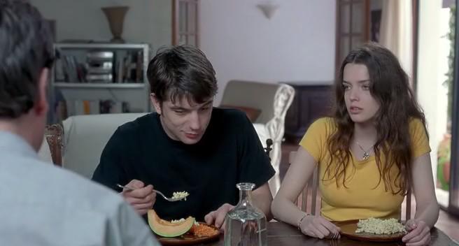Fernando (Libero De Rienzo) eats while Elena addresses her father (Romain Goupil) over dinner.