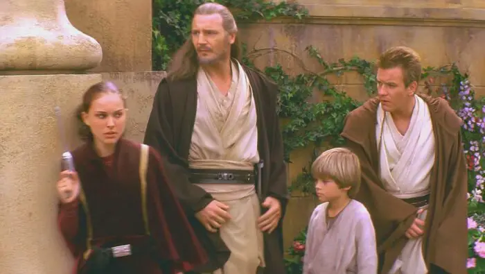 Padme Amidala, Qui-Gon Jinn, Obi-Wan Kenobi and Anakin Skywalker prepare a sneat attack against the Trade Federation on Naboo