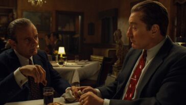Joe Pesci and Robert De Niro sit to dinner