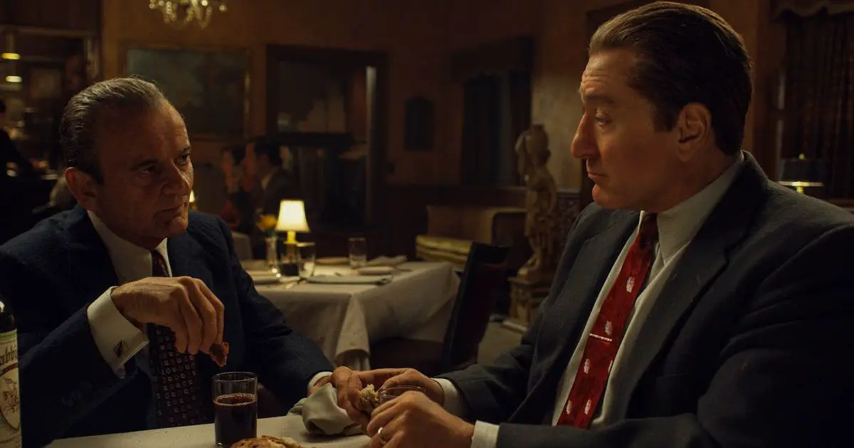 Joe Pesci and Robert De Niro sit to dinner in a restaurant