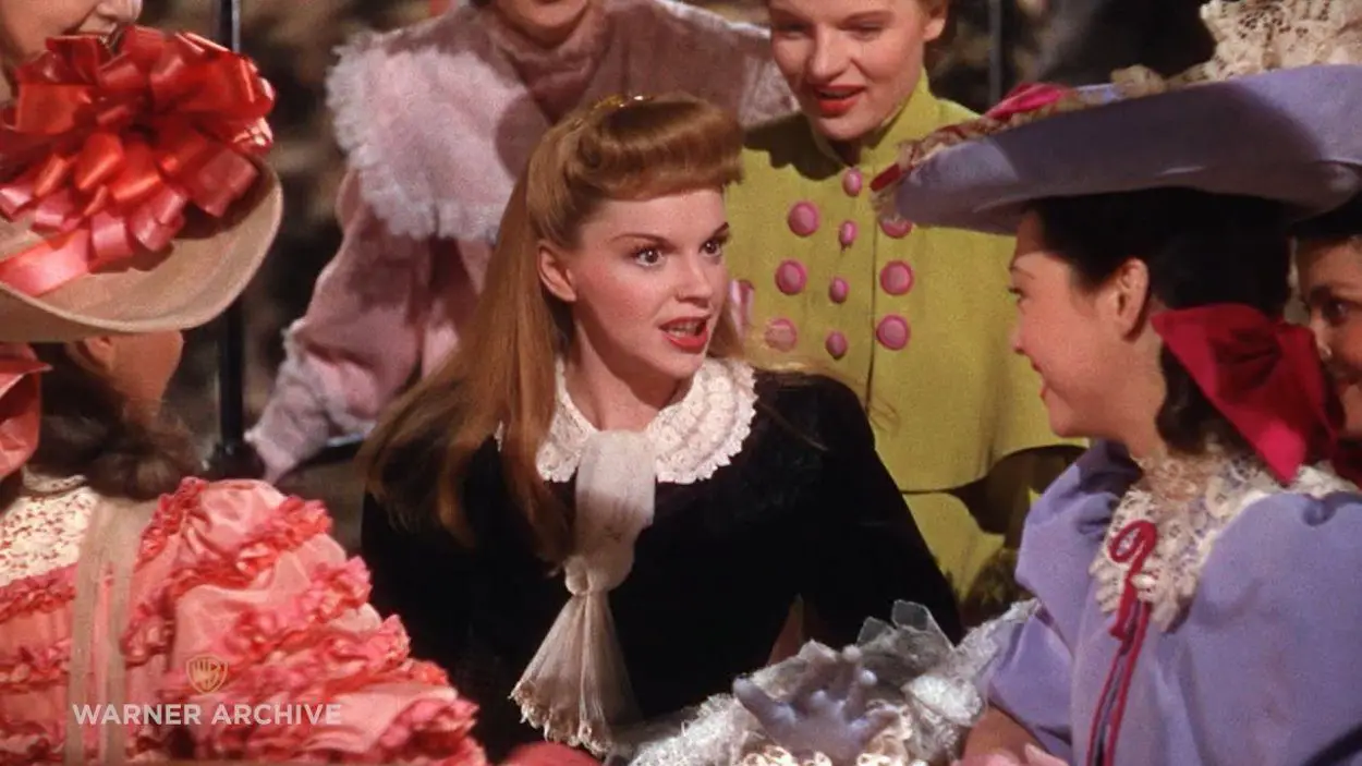 Esther Smith (Judy Garland) sits on the trolley, singing to her sisters and friends