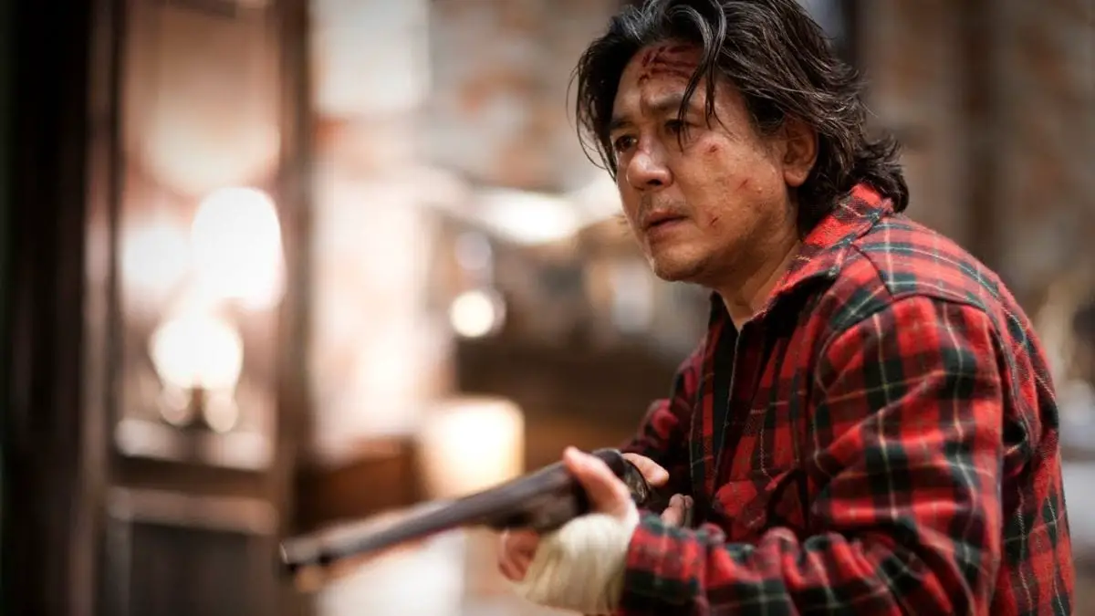 The brutal killer Kyung-chul with a shotgun in I Saw the Devil