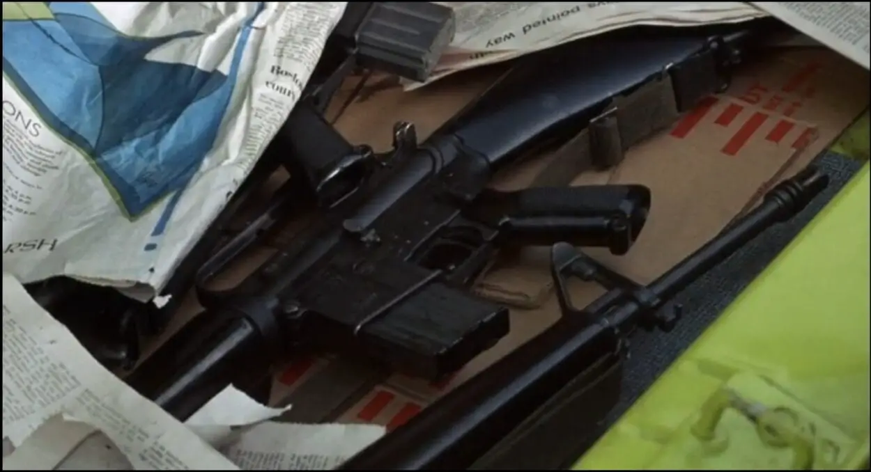 A few assault rifles are hidden underneath newspapers in the trunk of Jackie Brown's (Steven Keats) car