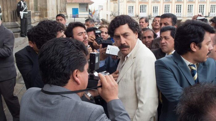 Pablo Escobar finds himself uncomfortably surrounded by members of the media.