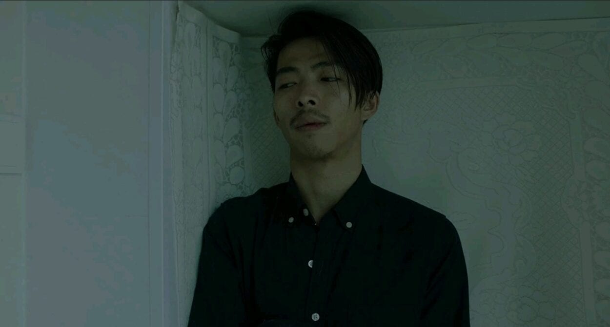 Yu Cheng (Yu Zhang) stands still in the corner of an apartment bathroom.