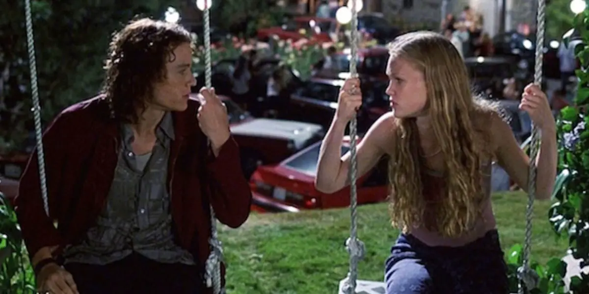 Patrick and Kat sitting side by side in a playground, on swings in 10 Things I Hate About You