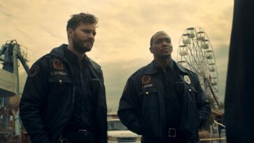 Jamie Dornan and Anthony Mackie in Synchronic. They're at an amusement park