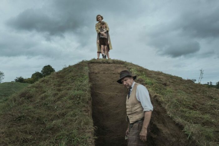 Mrs. Pretty and her son Robert observe Basil from above the mound dig.