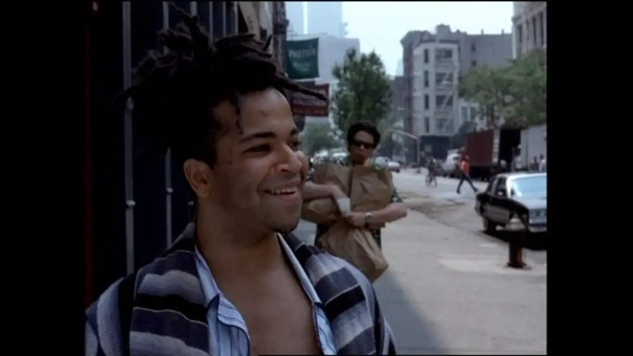 Jeffrey Wright as Jean-Michel Basquiat and Benicio del Toro as his friend, walk down the streets of New York