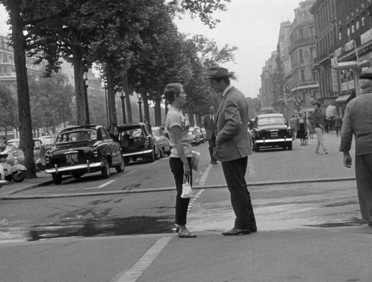 Patricia and Michel talk to each other on the street in an example of Godard's tracking shot.