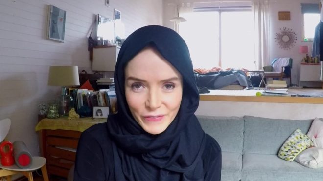 Amy (Valene Kant) disguises herself in a hijab as she goes undercover to meet with a member of the Islamic State.
