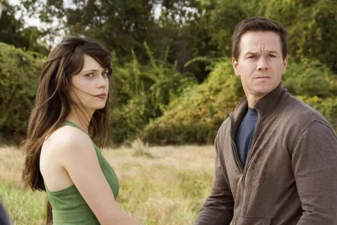 Elliot (Mark Wahlberg) and his wife, Alma (Zooey Deschanel) stare confusingly as they don't know how to stop the plants from making them kill themselves.