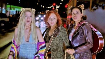 Josie (Rachael Leigh Cook), Mel (Tara Reid), and Val (Rosario Dawson) caught in headlights