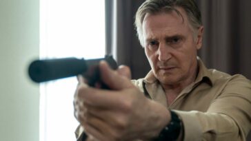 Alex Lewis (Liam Neeson) points a gun in Memory.