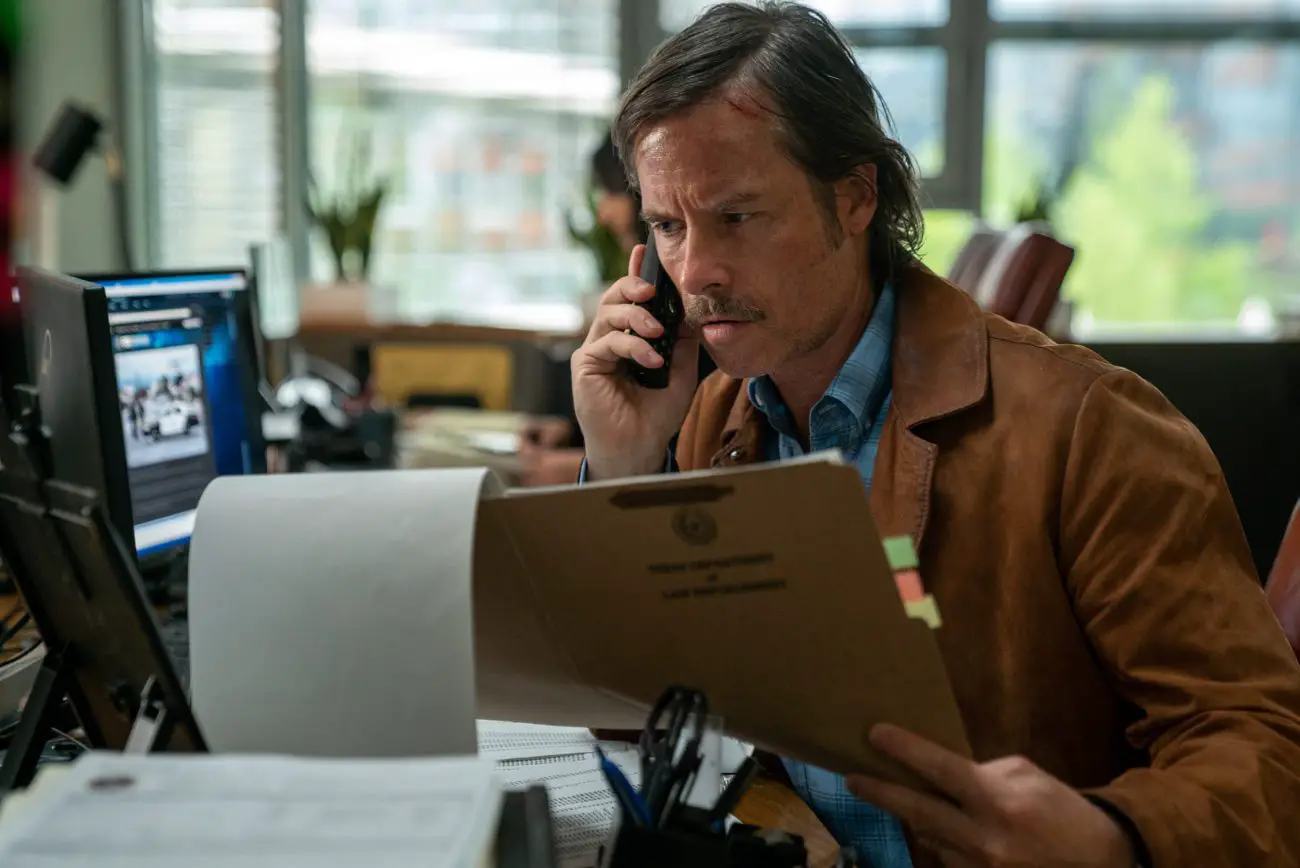 Vincent Serra (Guy Pearce) on the phone at his desk in Memory.