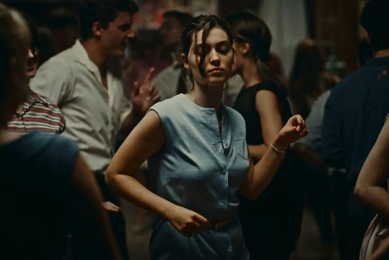 Anne (Anamaria Vartolomei) dancing at a party