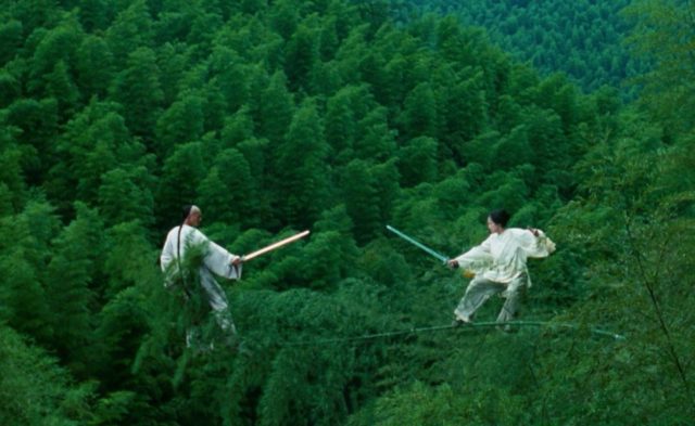 Li Mu Bai (Chow Yun-fat) and Jen Yu (Zhang Ziyi) battle it out atop of the trees in CROUCHING TIGER, HIDDEN DRAGON