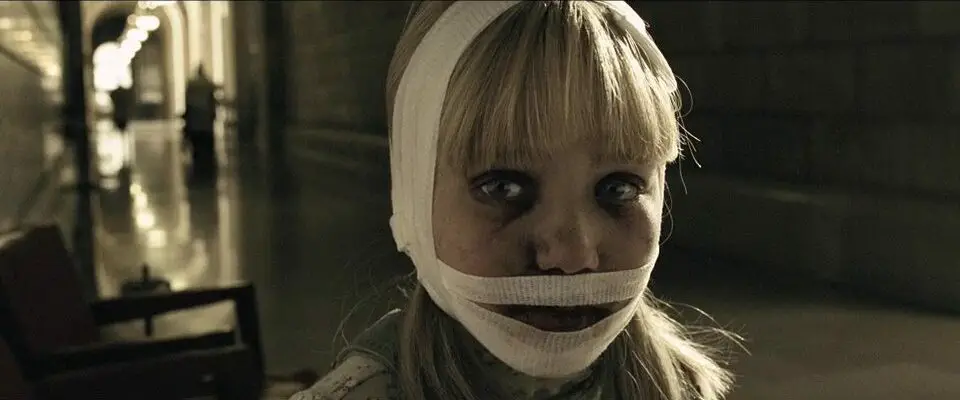 Young Evelyn (Cassidy Hinkle), wearing face bandages