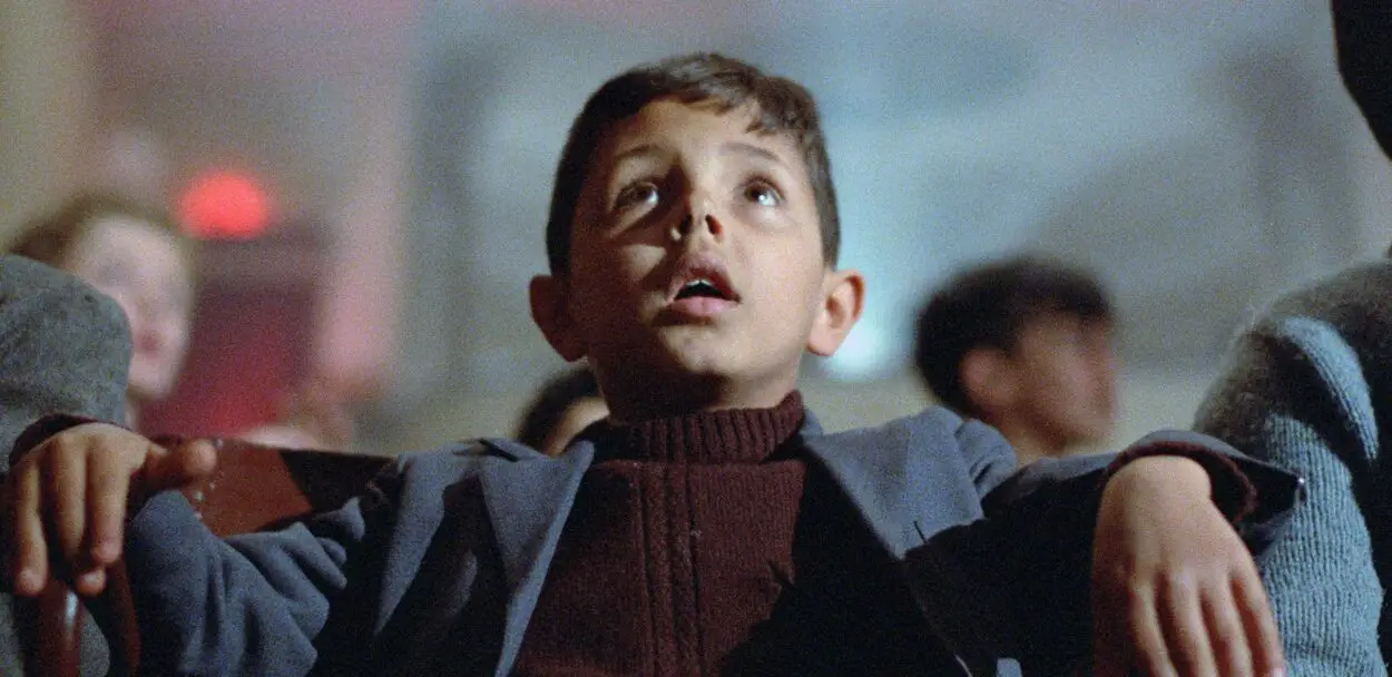 Image from Cinema Parasiso: Young Salvatore watches a film.