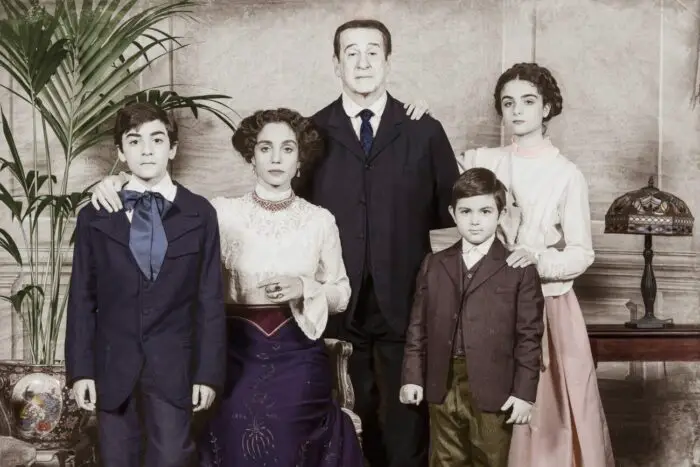 Eduardo (Toni Servillo, center) poses with Luisa (Christiana Dell’Anna) and their children: Eduardo the younger (Alessandro Manna, left), Titina (Marzia Onorato, right), and Peppino (Salvatore Battista, front). 
