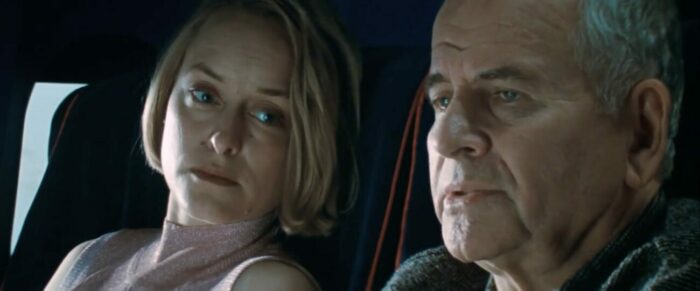 Allison O'Donnell (Stephanie Morgenstern) sits next to Mitchell Stevens (Ian Holm) on a plane, and listens to him recounting the story of his daughter's near-death experience.