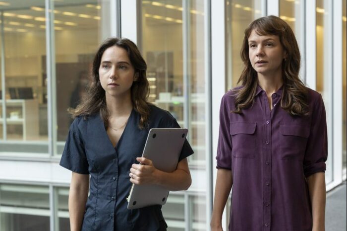 Jodi Kantor (Zoe Kazan) and Megan Twohey (Carey Mulligan) standing in the hallway of the New York Times offices