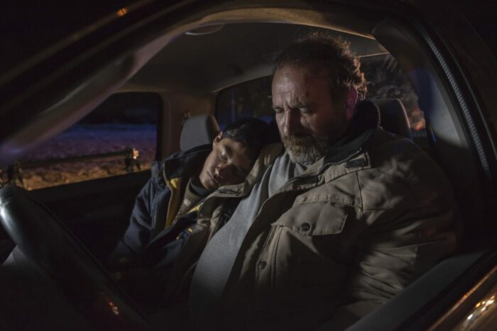 Hatzin (Hatzín Navarrete) and Mario (Hernán Mendoza) sleep in a pickup truck.