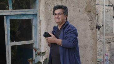 Jafar Panahi holds a camera in No Bears.