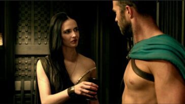 Artemisia offers General Themistocles a glass of wine as he looks at her in 300: Rise of an Empire