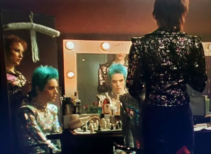 Emily Woof as Shannon and Jonathan Rhys Meyers as Brian Slade backstage. Velvet Goldmine (1998).