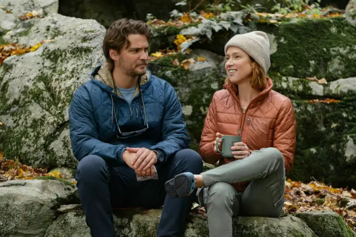 HAPPINESS FOR BEGINNERS (2023) (L to R) Luke Grimes as Jake and Ellie Kemper as Helen CR: Barbara Nitke/NETFLIX
