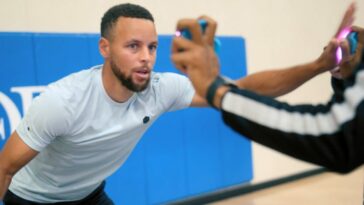 Stephen Curry works out in the gym.