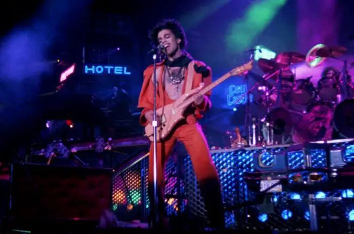 Prince performs in Sign "☮" the Times.