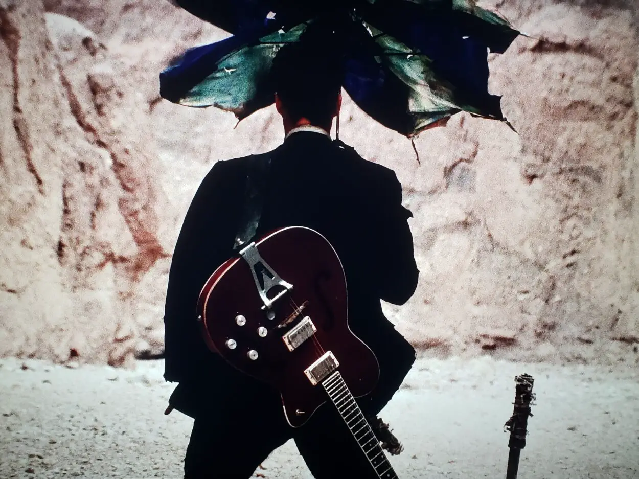 Jeffrey Falcon as Buddy in Six-String Samurai (1998). Screen capture off Vinegar Syndrome Blu-Ray release.