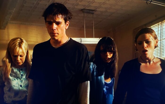 [L to R] Laura Harris, Josh Hartnett, Jordana Brewster, and Clea DuVall as Marybeth, Zeke, and Stokely in the Faculty (1998). Screen capture off Paramount+.