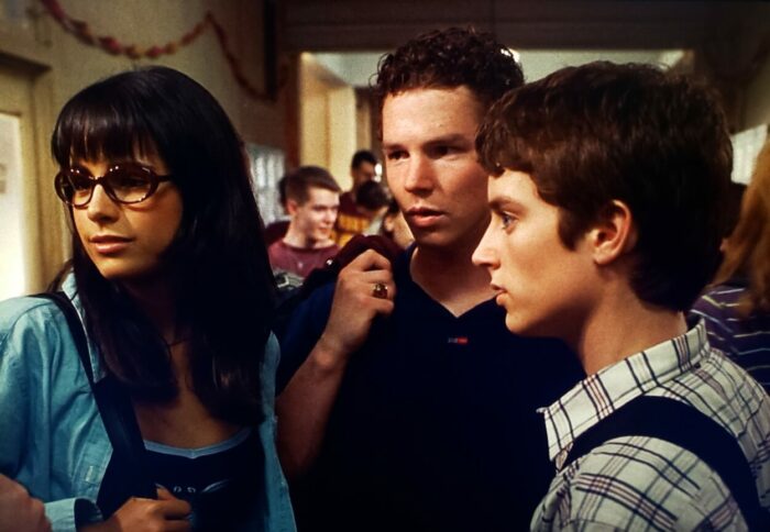 Jordana Brewster, Shawn Hatosy, and Elijah Wood as Delilah, Stan, and Casey in The Faculty (1998). Screen capture off Paramount+.