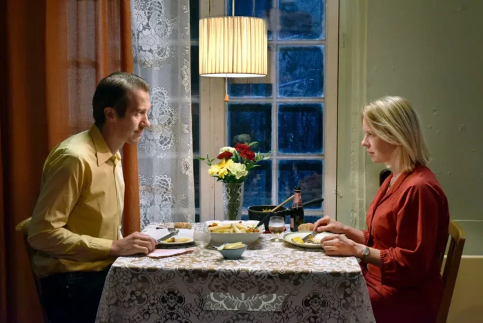 Alma Pöysti and Jussi Vatanen as Ansa and Holappa at the dinner table