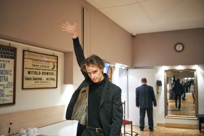 Pianist Marcin Wieczorek in a corridor in documentary Pianoforte.