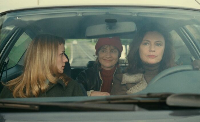 Catherine drives Sophie and Jeanne to her estate. 